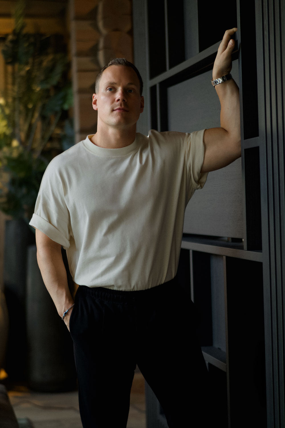 Smooth cotton T-Shirt with embroidery and adjustable sleeves