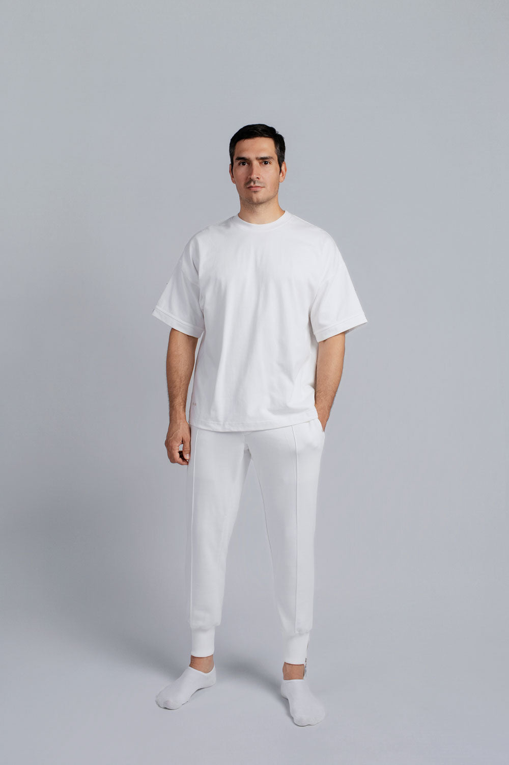 Smooth cotton T-Shirt with embroidery and adjustable sleeves