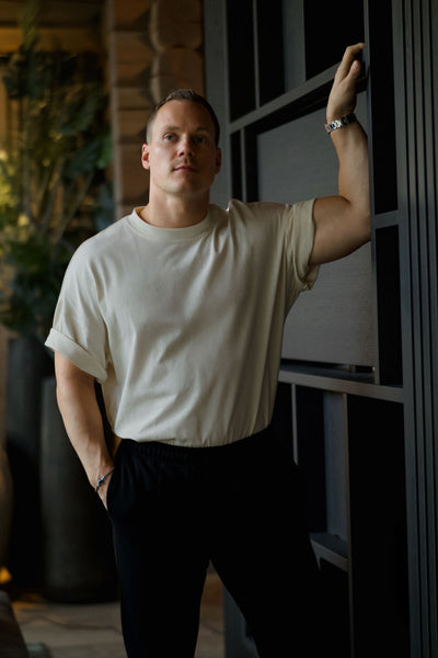 Smooth cotton T-Shirt with embroidery and adjustable sleeves